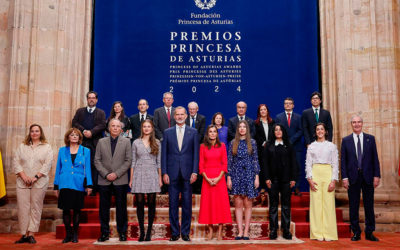 La princesa Leonor entrega las insignias a los galardonados en los Premios Princesa de Asturias 2024