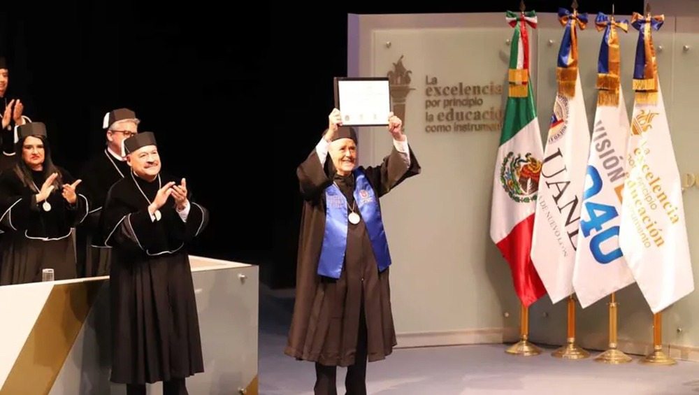 Joan Manuel Serrat rep doctorat honoris causa de la UANL