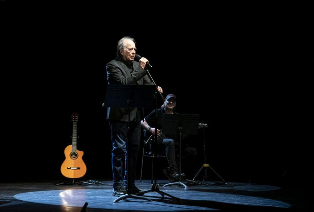 Emotivo regreso de Joan Manuel Serrat al Teatre Principal de Maó