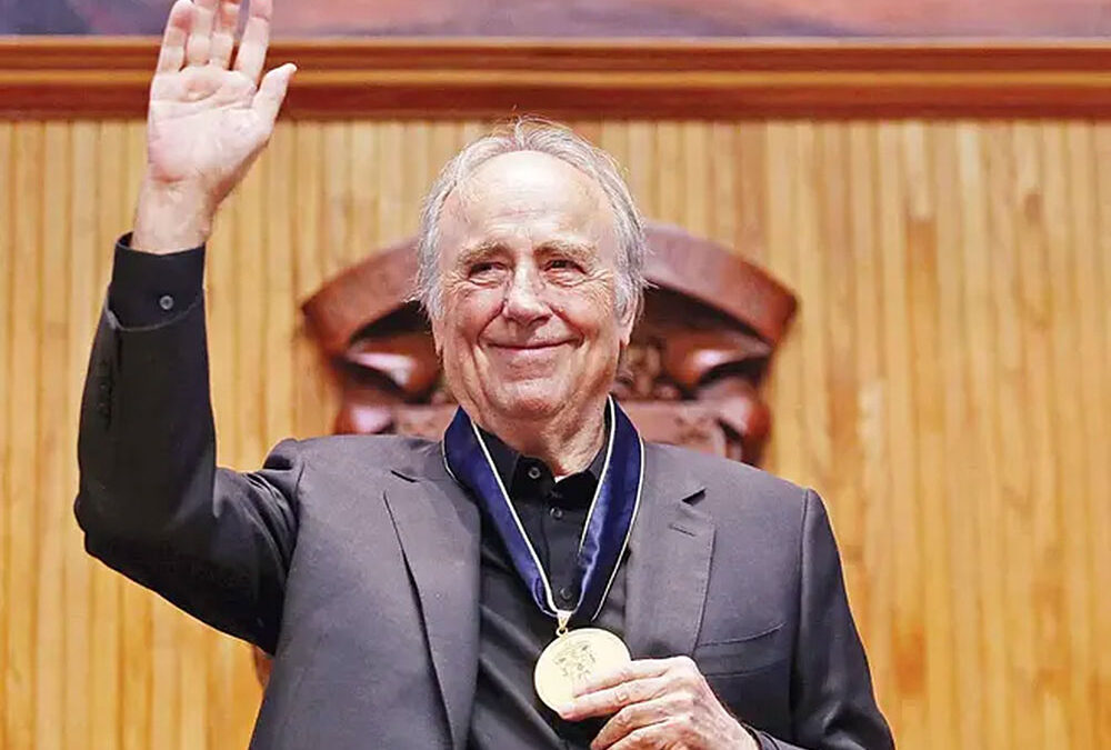 “El canto sana y conjura a los demonios”; Serrat recibe el honoris causa