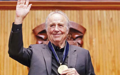 “El canto sana y conjura a los demonios”; Serrat recibe el honoris causa
