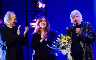 Joan Ramon Bonet, el 11º de Els Setze Jutges, en una emotiva ofrenda coronada por Serrat